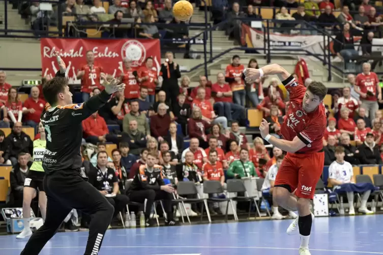 Ein wichtiger Treffer: Max Haider erzielt das Tor zum 27:24 für die Eulen Ludwigshafen. 