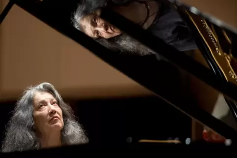 Eine Legende am Klavier: Martha Argerich. 