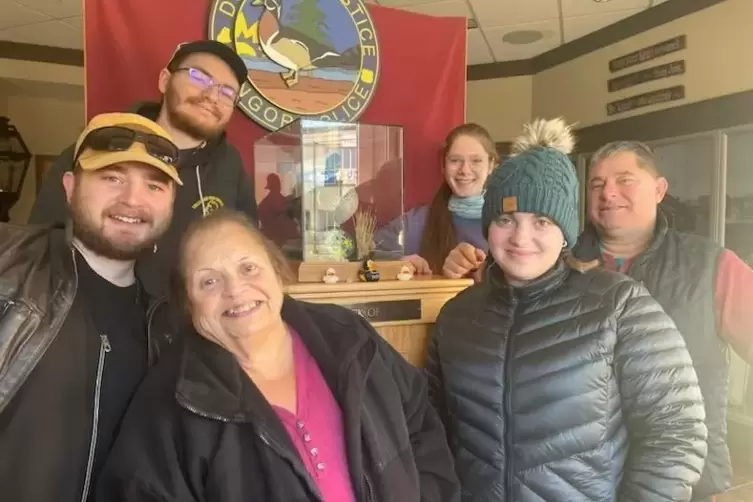 Zu Thanksgiving kommen in den USA Familien zusammen. Lina Miszori (hinten rechts) aus Diedesfeld durfte den Feiertag in Maine, e