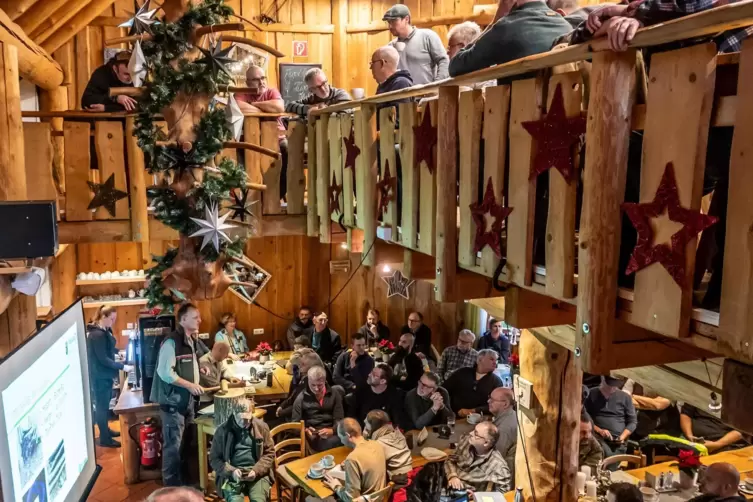 Volles Haus bei der ersten Holzauktion des Forstamts Donnersberg im Dannenfelser Kastanienhof.