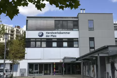 Steht zur Disposition: Berufsbildungs- und Technologiezentrum in der Karlsbader Straße in der Gartenstadt.