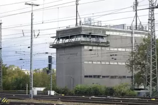 Das Stellwerk in Ludwigshafen ist derzeit ein Brennpunkt des Personalmangels bei der Deutschen Bahn.