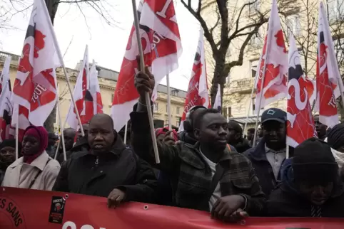 Die Sitzung in der Nationalversammlung wurde von Protesten von Migranten begleitet.