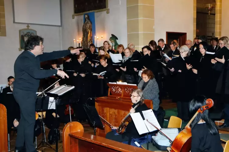 Am Vorabend des 2. Advents gab der von Stefan Wasser geleitete Nordpfälzer Oratorienchor unter Streicherbegleitung ein Konzert i