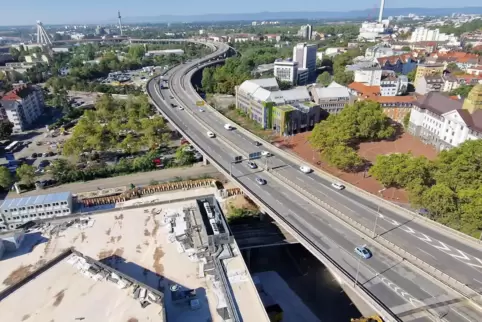 Die Hochstraße Nord führt direkt am Kreishaus entlang (rechts). 