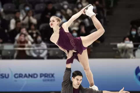 Trotz Hindernissen haben Minerva Fabienne Hase und Nikita Volodin am Wochenende das Grand-Prix-Finale in Peking gewonnen.