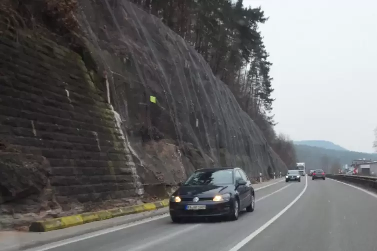 Knackpunkt beim Ausbau der Strecke zwischen Hinterweidenthal und Hauenstein ist die Felsnase vor Hauenstein. 