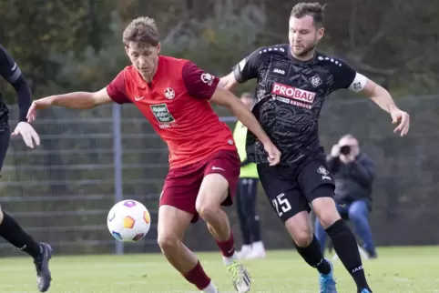 Als einziger in alle Spielen auf dem Platz: FCA-Verteidiger Lukas Hartlieb (rechts).