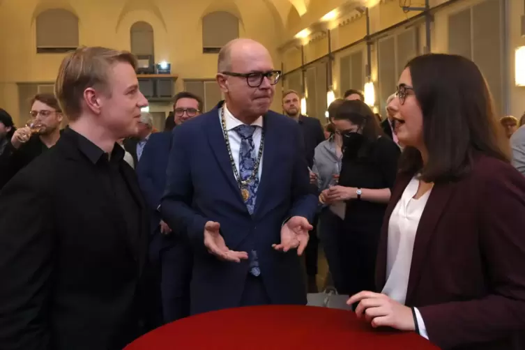 Oberbürgermeister Dominik Geißler (Mitte) mit Lukas Hartmann und Lena Dürphold.