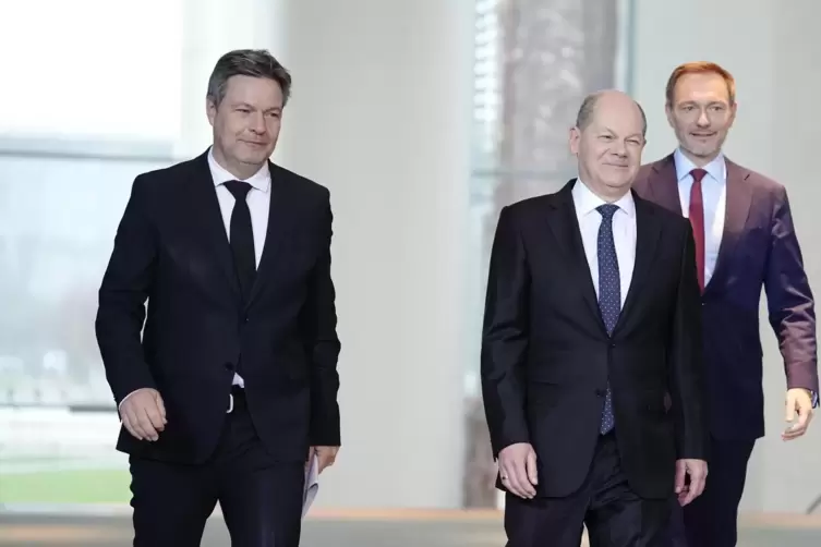 Robert Habeck (Grüne), Olaf Scholz (SPD) und Christian Lindner (FDP) vor dem Pressestatement zur Einigung für den Bundeshaushalt