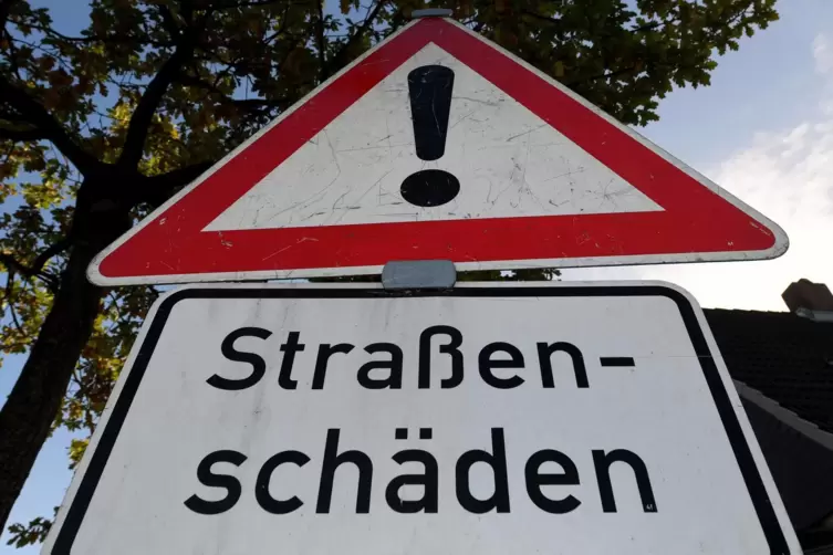 Schadhafte Straßen: In Römerberg schreckte die Gemeinde wegen hoher Ausbaubeiträge für die Anwohner bisher vor mancher Sanierung