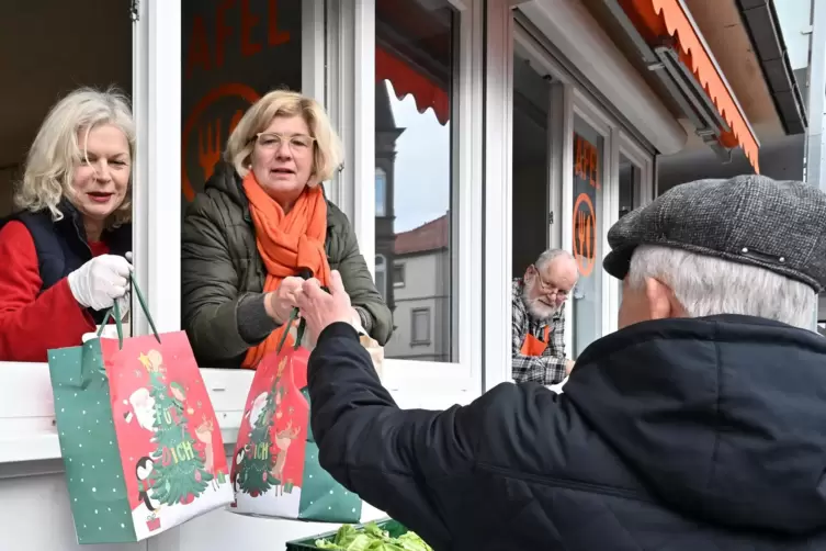 Übergaben kleine Aufmerksamkeiten an ältere Tafelbesucher: Dietgard Klingberg (links) und Birgit Wersch von „Wir gegen Altersarm