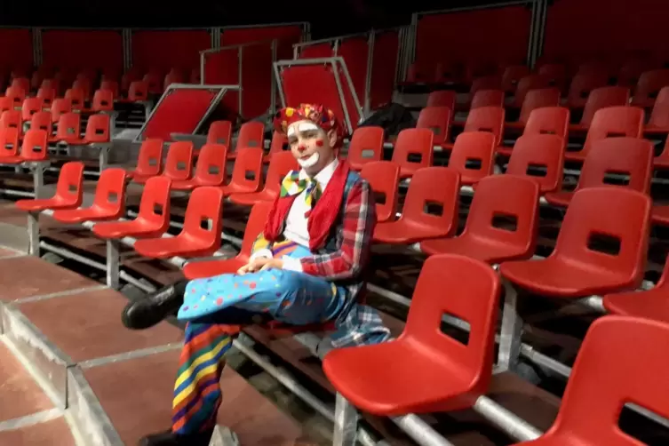 Der Weihnachtscircus hat investiert und neue Sitze. Clown Peppino (Tyron Riedesel) sitzt zur Probe. 