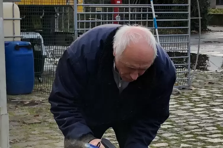 Hinterm Zelt des Ludwigshafener Weihnachtscircus wird gesägt und geschraubt. 