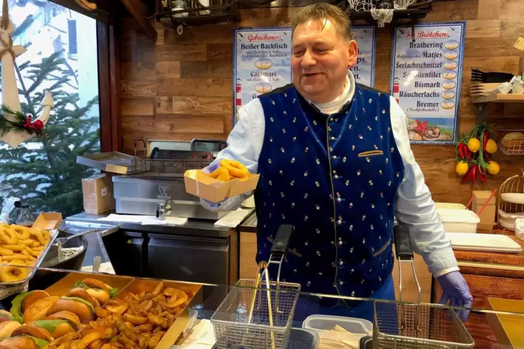 Philipp Maatz betreibt mit seiner Frau Jasmin einen Stand mit Fischspezialitäten aus Bremerhaven. Es ist für ihn das erste Mal, 