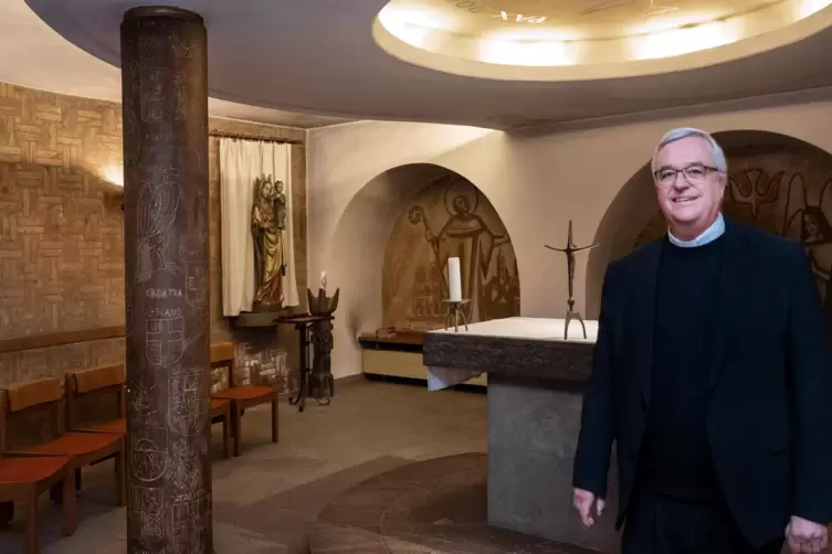 Karl-Heinz Wiesemann in der Pax-Christi-Kapelle: Ritzzeichnungen in den Säulen.