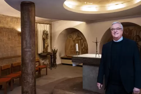 Karl-Heinz Wiesemann in der Pax-Christi-Kapelle: Ritzzeichnungen in den Säulen.