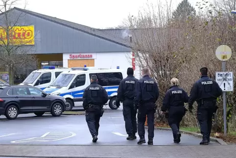 Beamte am Parkplatz vor dem Netto-Markt.