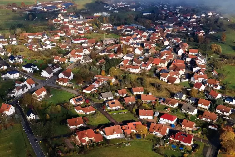 Luftaufnahme der Stadt Wolfstein. 