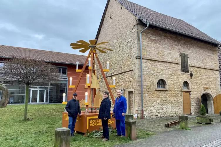 Die Göllheimer Weihnachtspyramide vor dem alten Gaulsstall. Von links: Hermann Stabel, Dieter Hartmüller, Dieter Magsamen