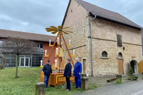 Die Göllheimer Weihnachtspyramide vor dem alten Gaulsstall. Von links: Hermann Stabel, Dieter Hartmüller, Dieter Magsamen