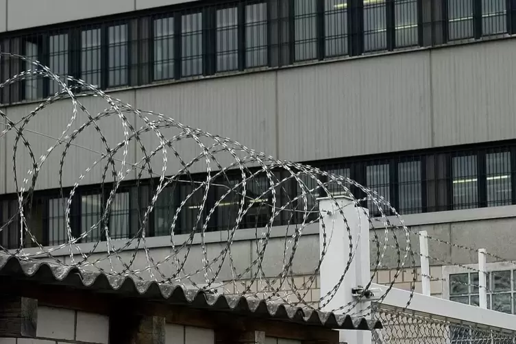 Der Tatverdächtige sitzt derzeit in der Justizvollzugsanstalt Zweibrücken. Gegen ihn wird wegen versuchten Mordes ermittelt. 