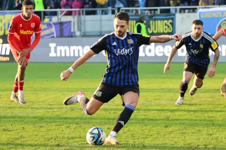 Das 2:2 auf den letzten Drücker: Saarbrückens Kasim Rabihic trifft per Strafstoß in Minute 90 gegen Jahn Regensburg. 