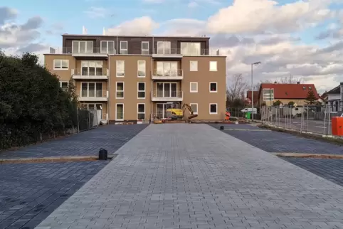 Vor Haus zwei entstehen entlang der Ludwigshafener Straße im Ortsteil Dannstadt Stellplätze für die künftigen Mieter