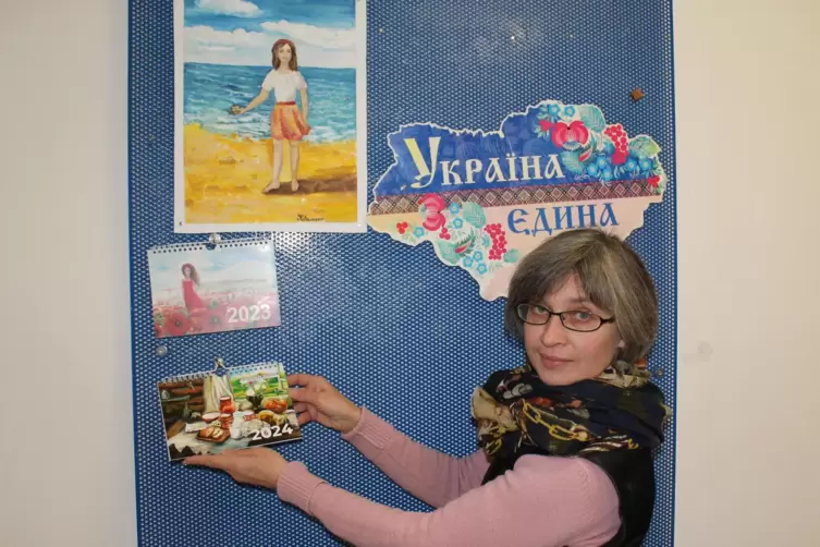 Valentyna Sobetska mit dem alten und dem neuen Kalender mit Bildern von Kindern aus der Malschule in Swjahel.