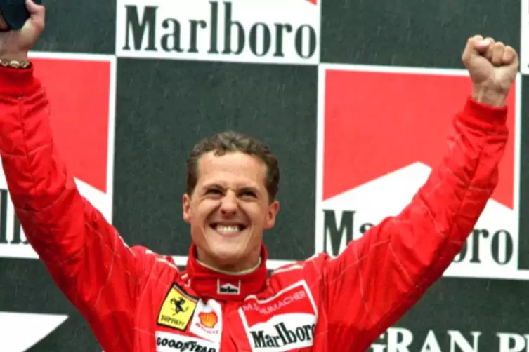 Jubel im Ferrari-Rot: Michael Schumacher feiert seinen Sieg beim Großen Preis von Spanien in Barcelona 1996.