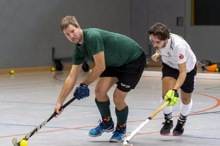 Frankenthals Christian Peickert (links) im Duell mit dem Dürkheimer Dominik Mehrain.