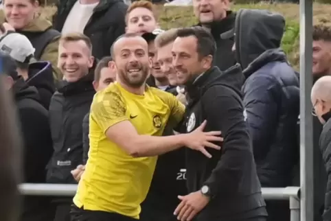 Seit 2018 Trainer des SV Hermersberg: Jens Mayer (rechts), hier mit Kapitän Pascal Masch. 