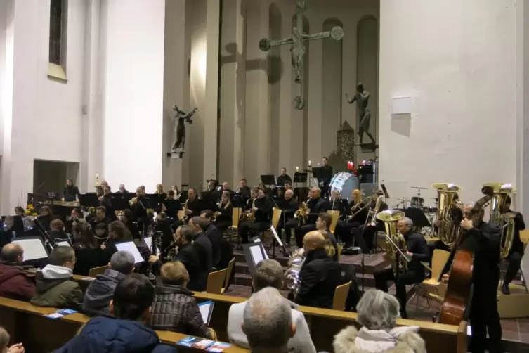 Den schlichten Titel „Einfach Weihnachten“ hatte das sinfonische Blasorchester für sein Konzert gewählt.