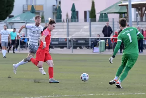 Der Torjäger: Luca Krämer (rot) von Phönix Schifferstadt gegen TSV Billigheim-Ingenheim.