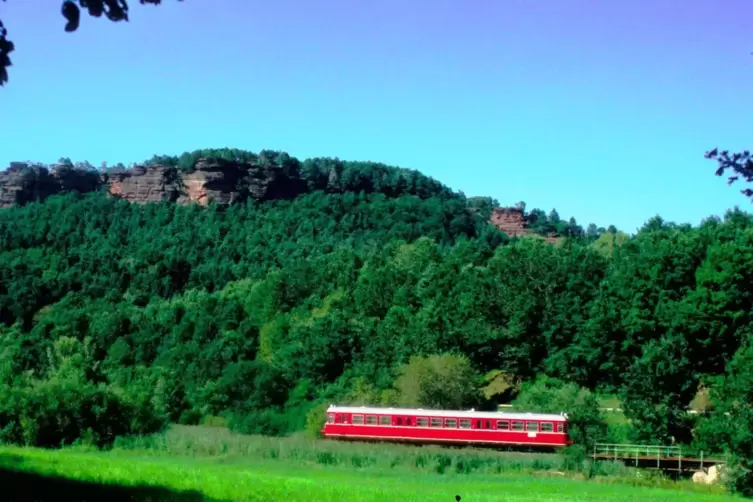 Ein Esslinger Triebwagen der Karlsruher AVG auf der Wieslauterstrecke vor dem Hochstein.