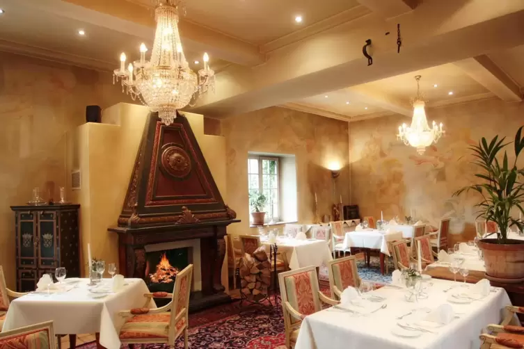 Festlich-gemütlich mit Kamin: das Restaurant des Hotels Schloss Edesheim.