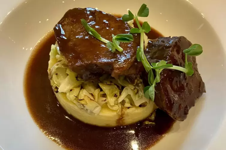 Hauptgang des Schloss-Menüs: Ochsenbäckchen auf Polenta mit Spitzkohl.