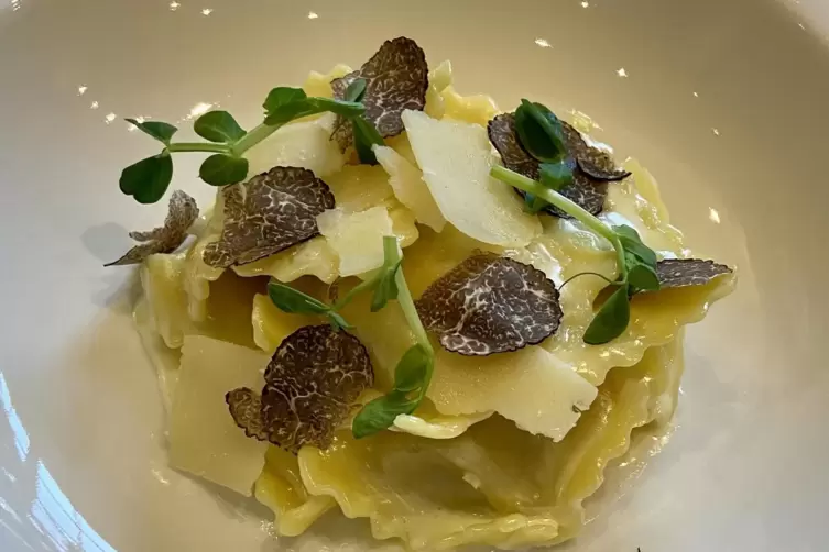 Vegetarische Köstlichkeit: aromatische Steinpilz-Ravioli mit Trüffeln.