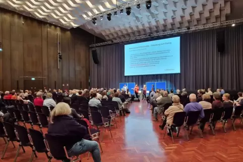 Rund 100 Besucher kamen am Montagabend zur Infoveranstaltung in den Pfalzbau.