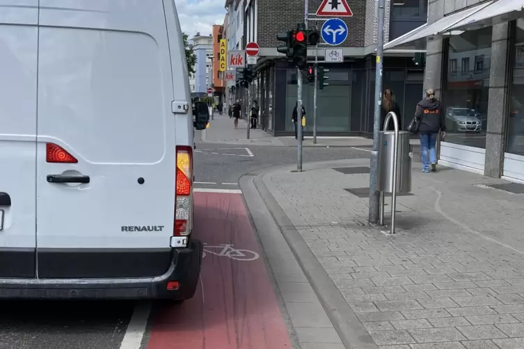 Klassische Problemzone: ein Auto auf dem Radstreifen, hier in der Eisenbahnstraße.