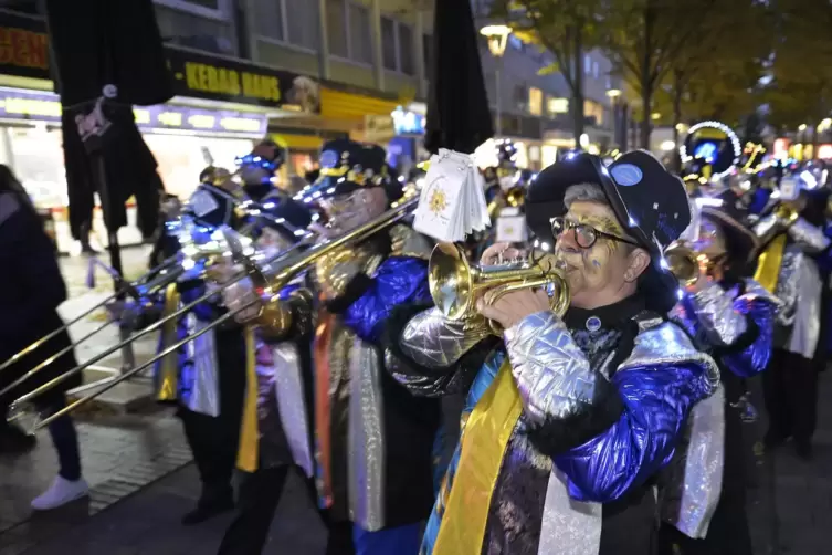 Teilnehmer des Dämmerumzugs in der Innenstadt.