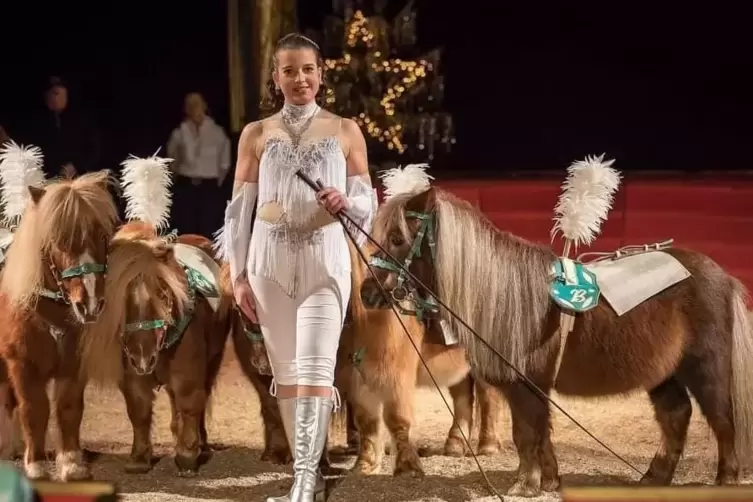 Pfälzerin mit Faible für Pferde: Ann-Katrin Bossert vom „Landauer Weihnachtscircus“ mit ihren Ponys. 