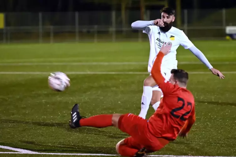 Ein Bild aus dem Jahr 2019: FV Dudenhofen gegen FC Phönix Bellheim (rot). 