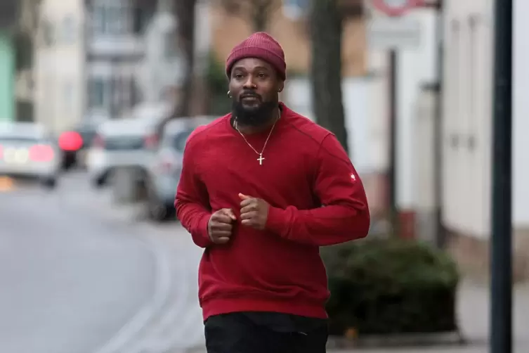  Frank Nyantakyi beim Joggen in Herxheim.