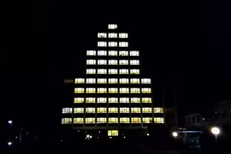 Besonderer Weihnachtsbaum im Speyerer Westen: Hochhaus der Rentenversicherung.