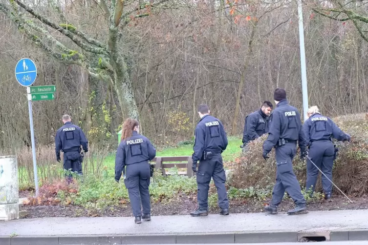 Bei den Ermittlungen haben Polizisten auch das Gebiet um das Wohnhaus herum abgesucht. 