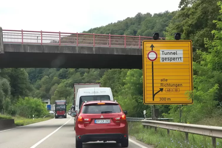 Bäumenheim: Fahranfänger prallt auf der B2 gegen ein Schild: Auto muss  abgeschleppt werden