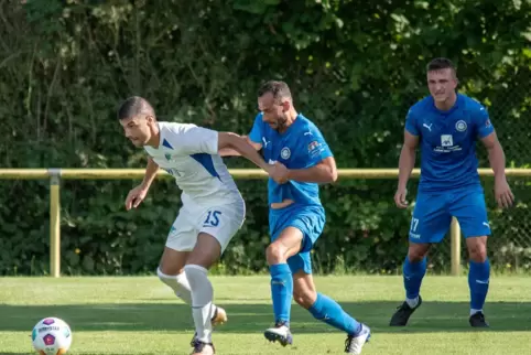 Zwei wichtige FSVStützen: Torjäger Sven Hoffmann und Abwehrmann Martin Berac (rechts) im Spiel beim SV Büchelberg.