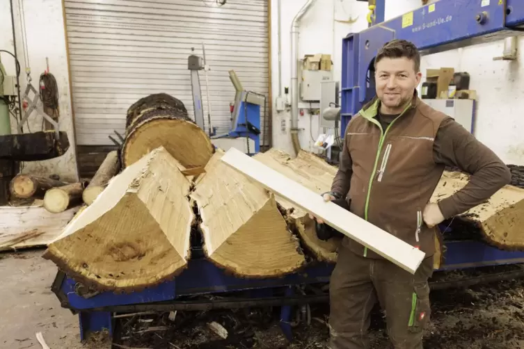 Christian Müller-Schick in der Werkstatt seiner Daubenhauerei in Mölschbach.