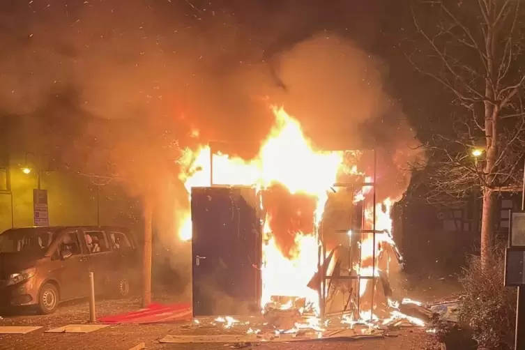 Nach der Sprengung brannte der Pavillon lichterloh.